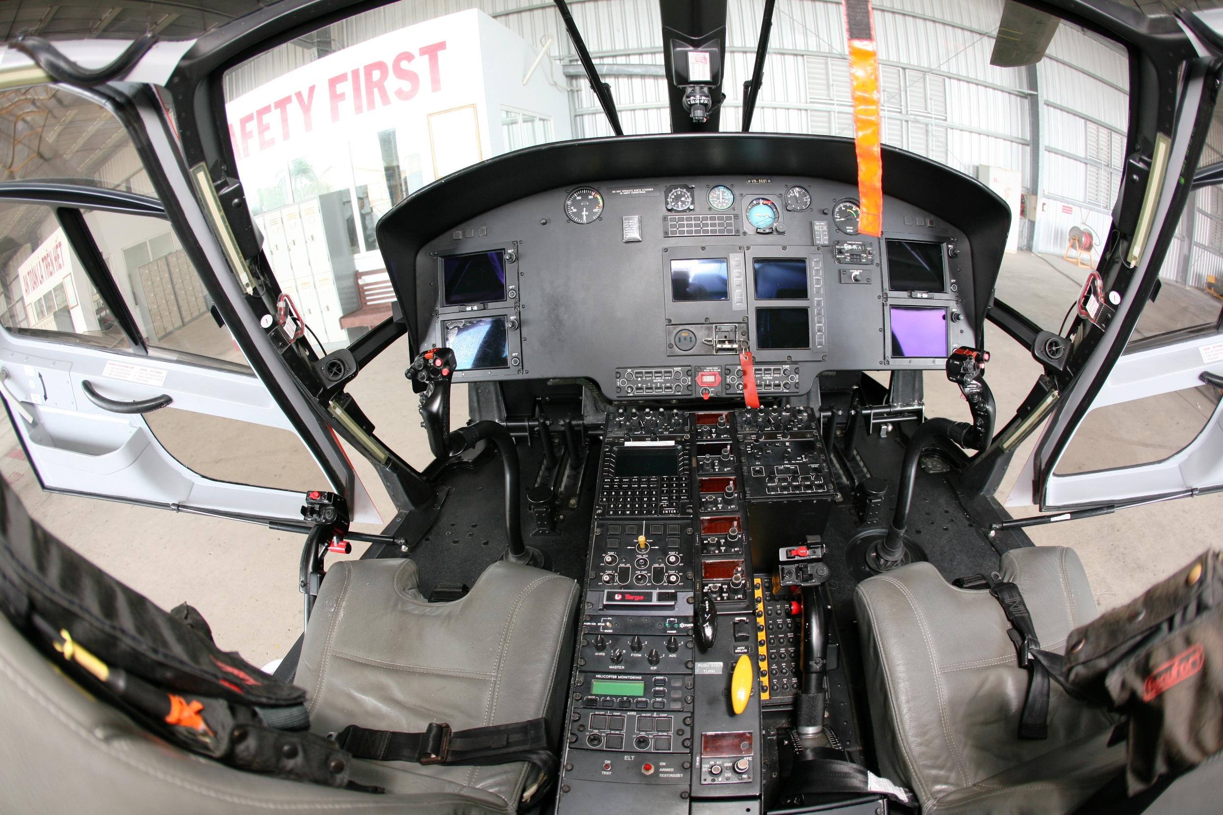 Khoang buồng lái trực thăng EC-155 B1