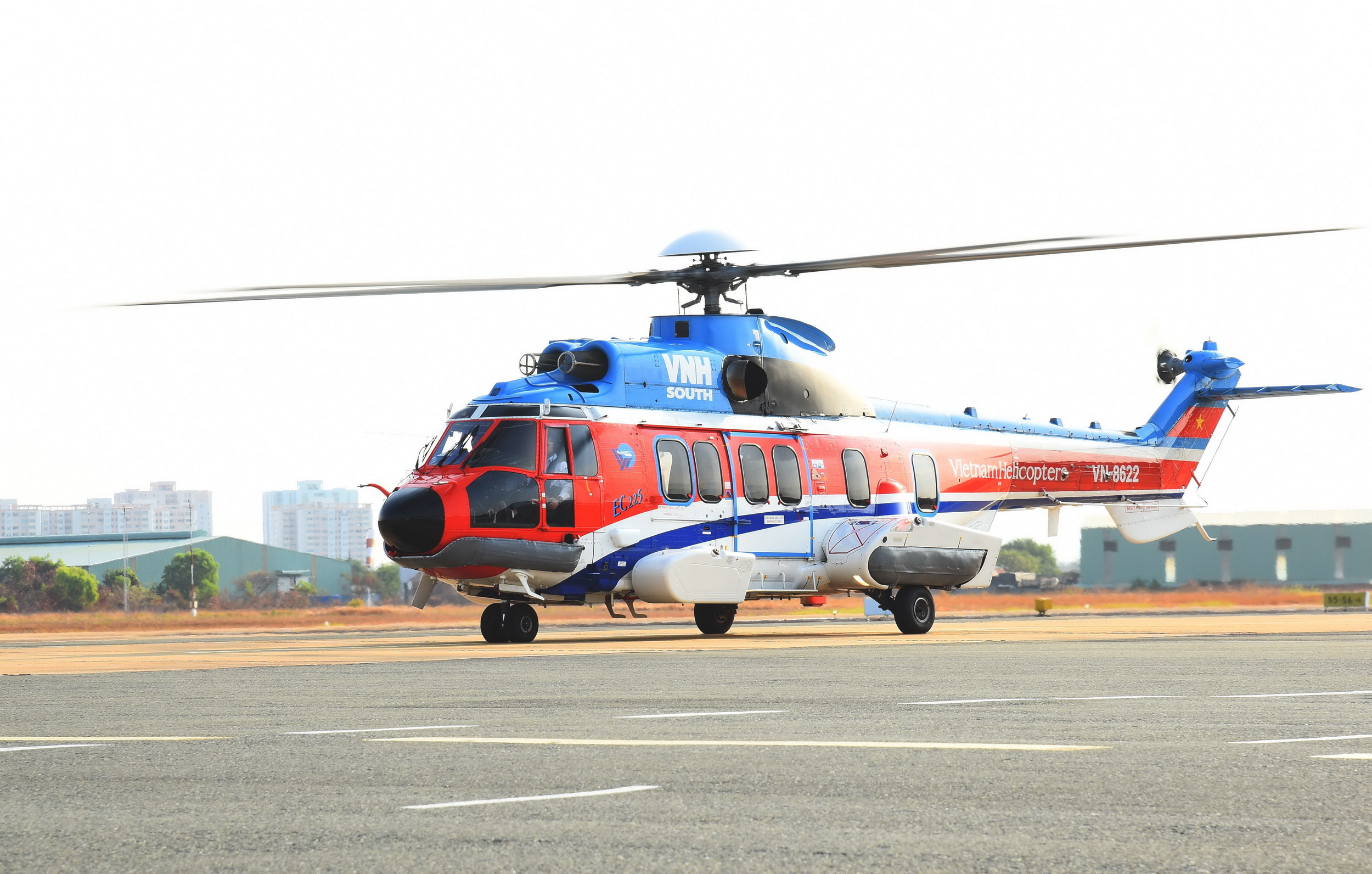 Trực thăng EC-225 số hiệu VN-8622