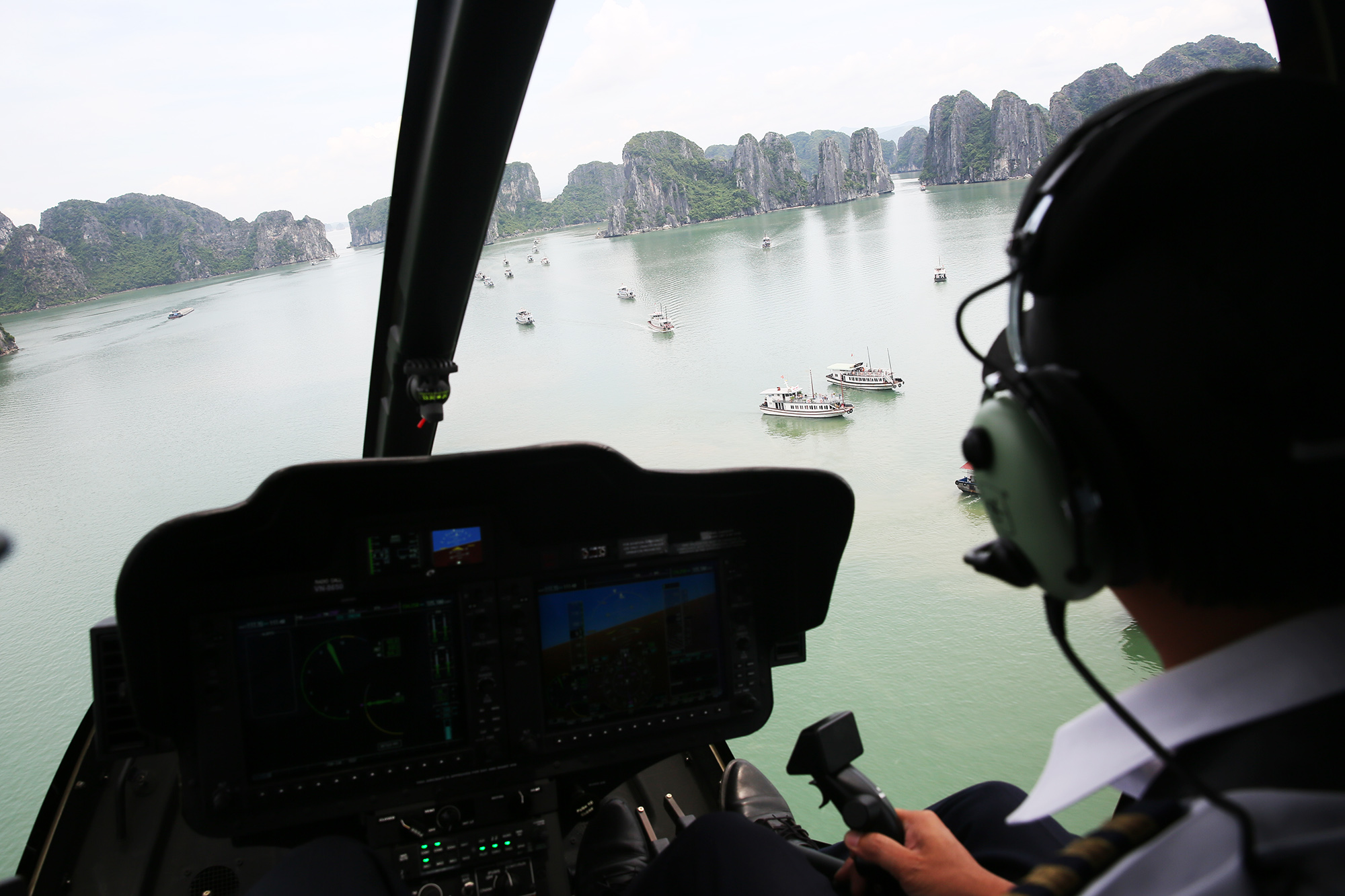 Tour bay ngắm cảnh Vịnh Hạ Long rất đáng để du khách trải nghiệm
