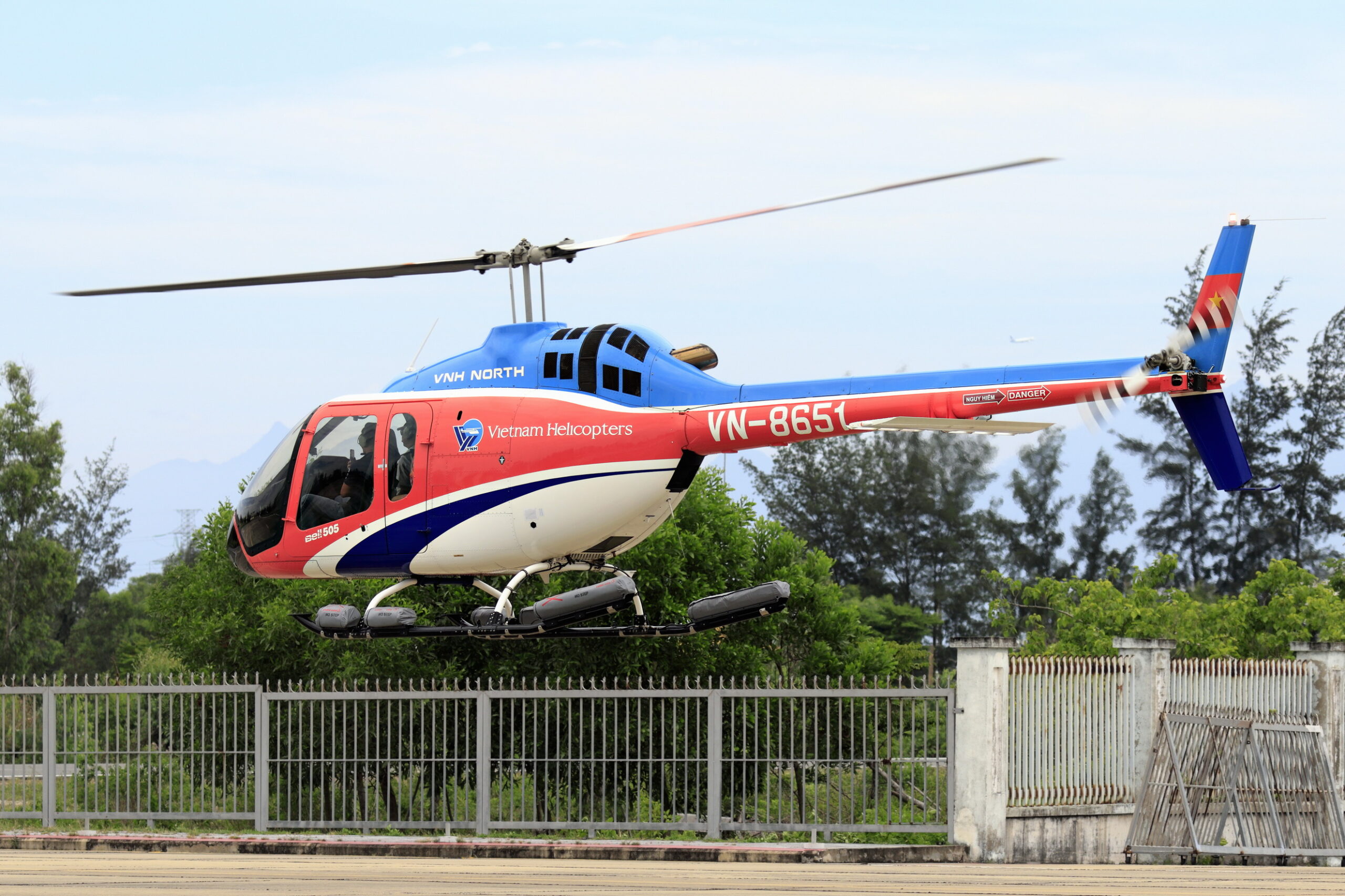 Trực thăng Bell 505 cất cánh tại Sân bay Nước Mặn Đà Nẵng